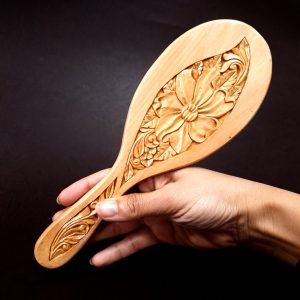 برس چوبی منبت‌ شده