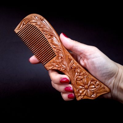 شانه چوبی دسته‌ دار یک‌ طرف منبت‌ شده