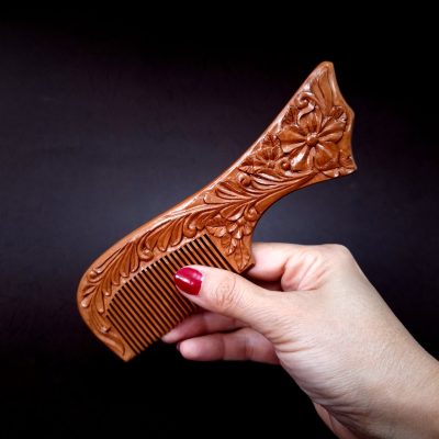 شانه چوبی یک‌ طرف منبت‌ شده
